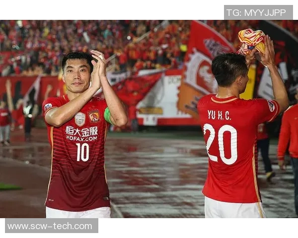 足球明星街头秀技惊四座引发路人热烈围观与欢呼